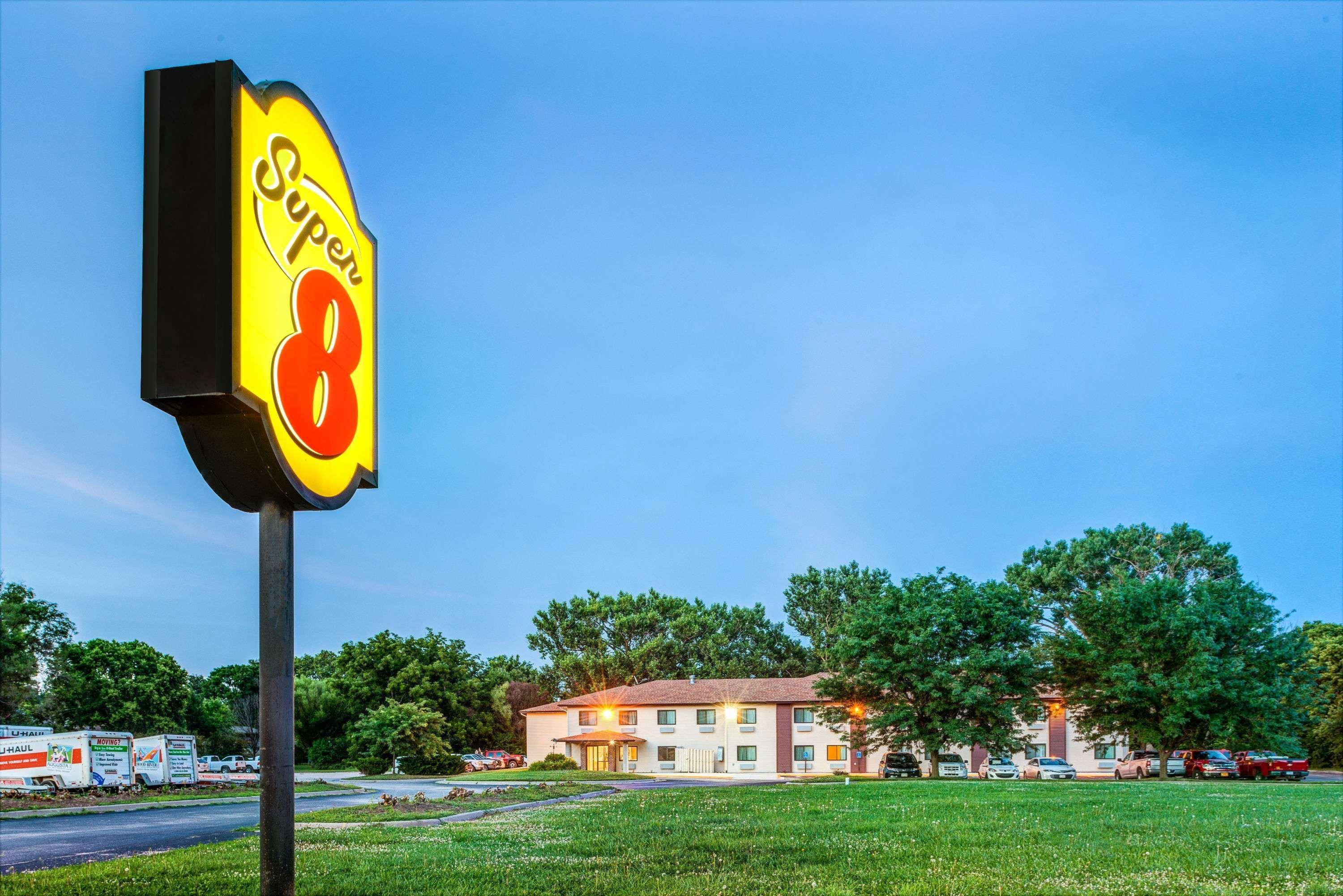 Super 8 By Wyndham Blair Hotel Екстериор снимка
