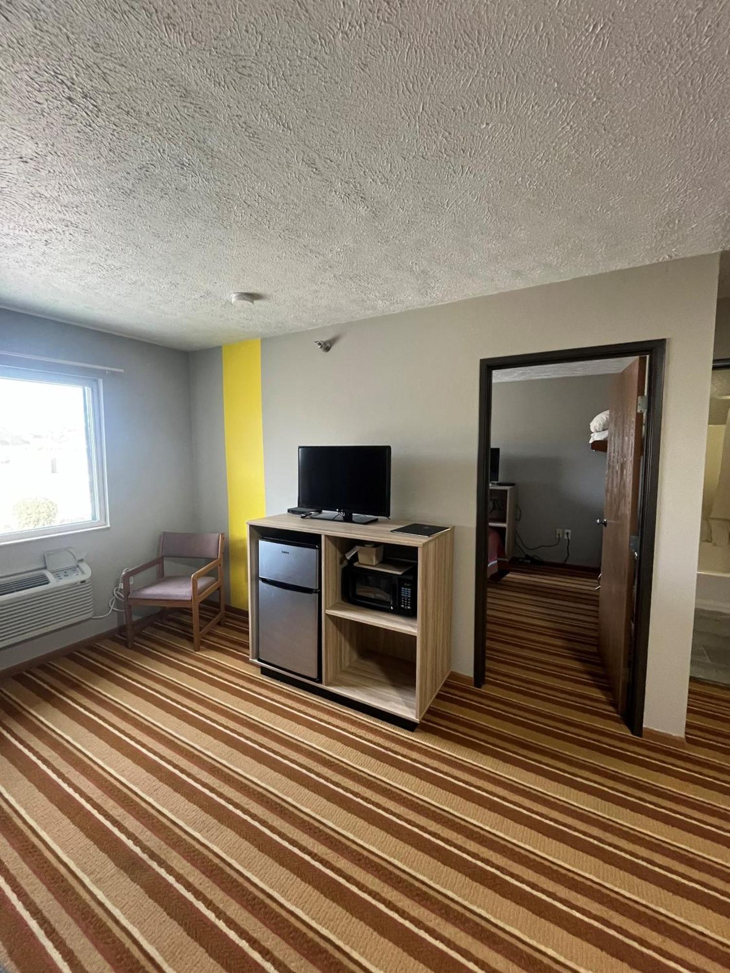 Super 8 By Wyndham Blair Hotel Екстериор снимка