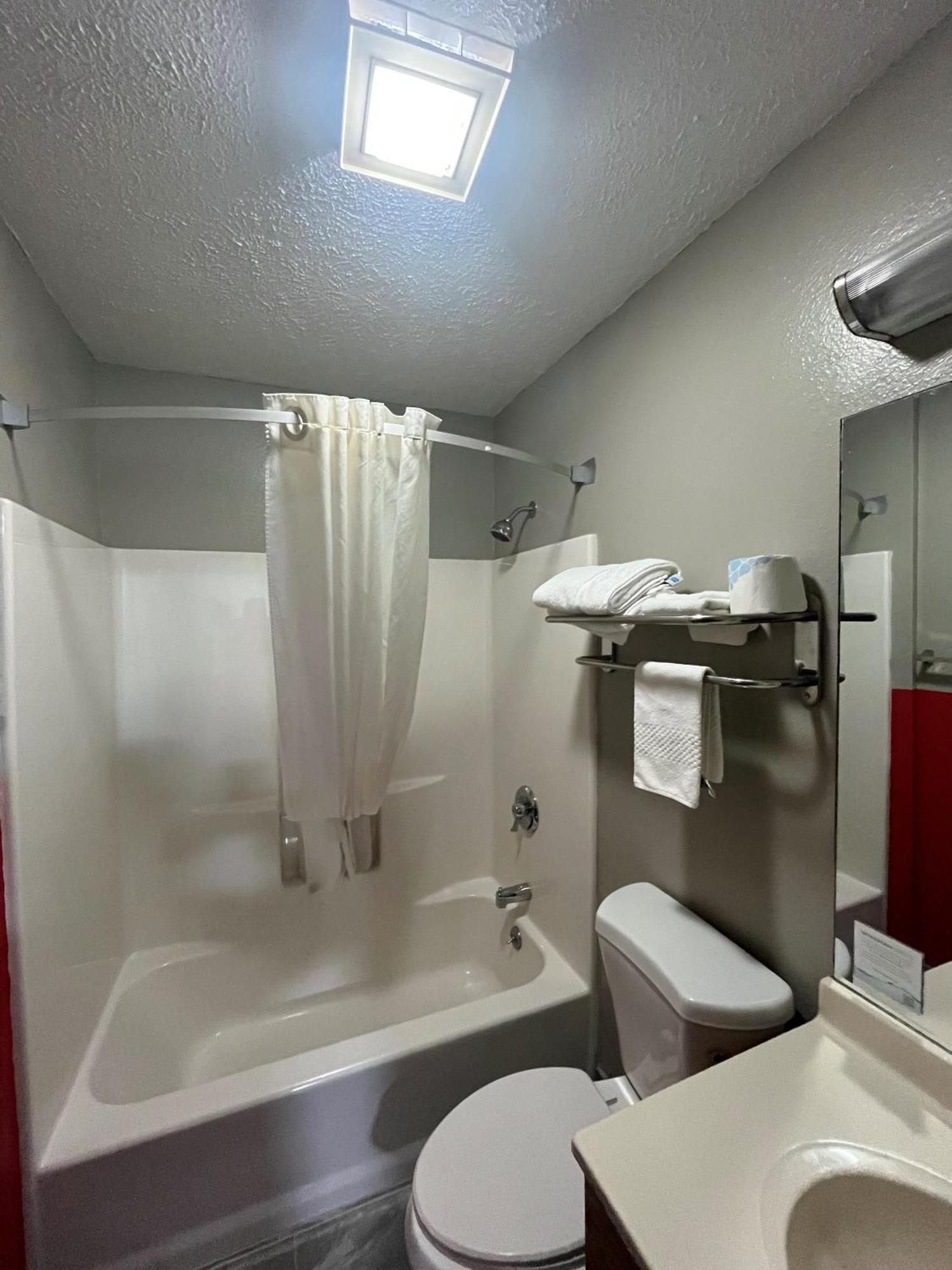 Super 8 By Wyndham Blair Hotel Екстериор снимка