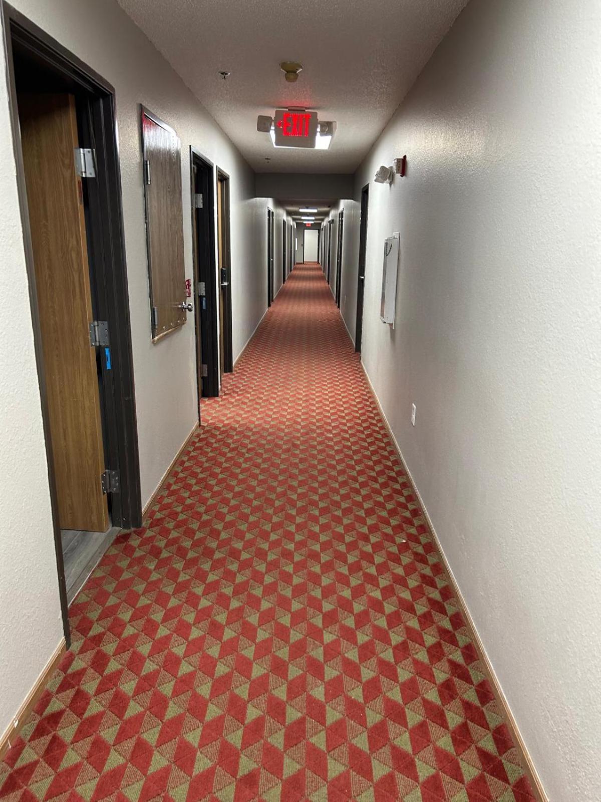 Super 8 By Wyndham Blair Hotel Екстериор снимка
