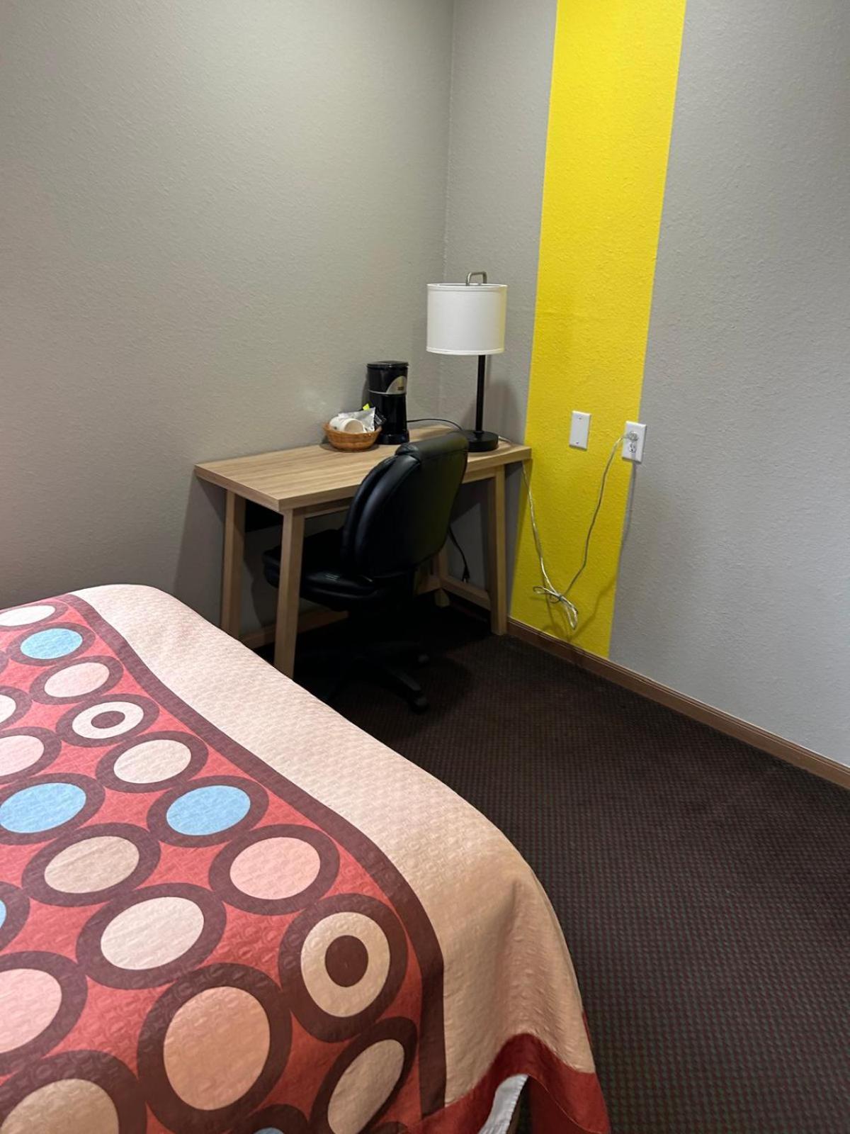 Super 8 By Wyndham Blair Hotel Екстериор снимка